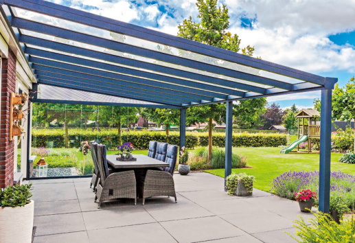 Seitliche Ansicht einer Aluminium-Terrassenüberdachung